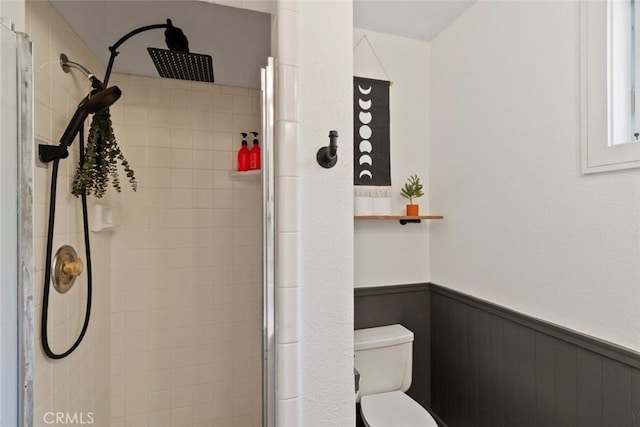 8 Barton Pkwy, Oakdale, CA 95361 - full bathroom featuring a wainscoted wall and tiled shower