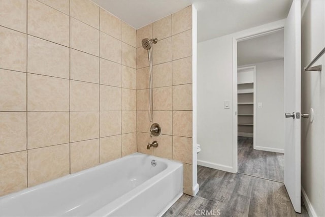 1077 Santo Antonio Dr Unit 54, Colton, CA 92324 - full bath featuring wood finished floors and bathing tub / shower combination