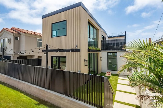 2007 Ava Ave, Hermosa Beach, CA 90254 - view of front of property featuring a fenced front yard