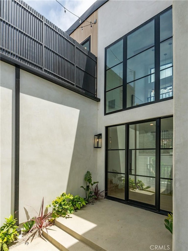 2007 Ava Ave, Hermosa Beach, CA 90254 - doorway to property with stucco siding and a patio area