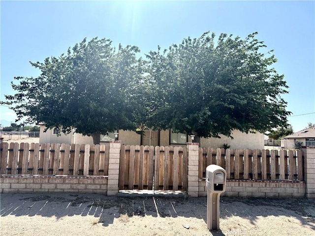 9856 Hawthorne Ave, Hesperia, CA 92345 - view of side of home
