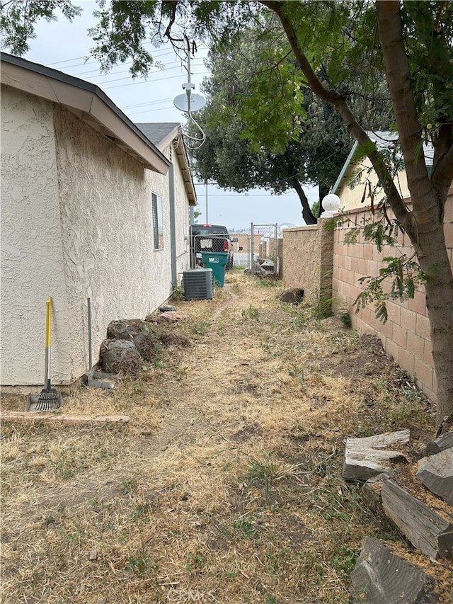 826 Railroad St, Corona, CA 92882 - view of yard