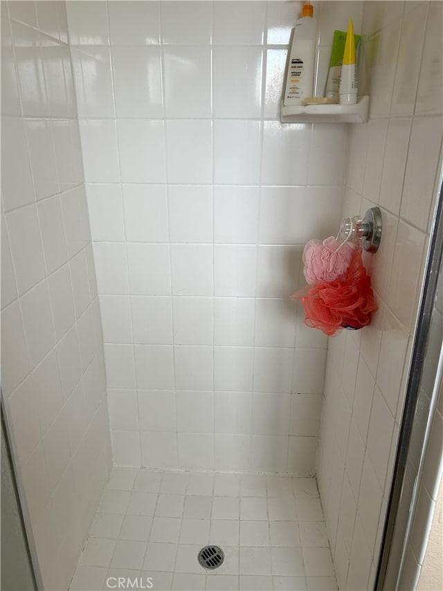 826 Railroad St, Corona, CA 92882 - full bath featuring tiled shower