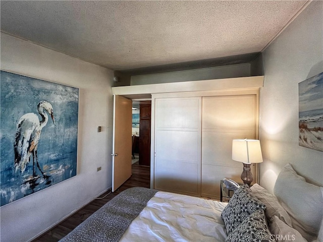 13821 Fresh Meadow Ln Unit M3-D, Seal Beach, CA 90740 - bedroom with wood finished floors, a textured ceiling, and a closet