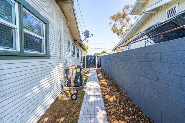 201 S Spruce St, Montebello, CA 90640 - view of side of home