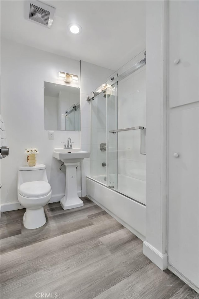 3265 Santa Fe Ave Unit 145, Long Beach, CA 90810 - full bath featuring shower / bath combination with glass door, wood finished floors, and recessed lighting
