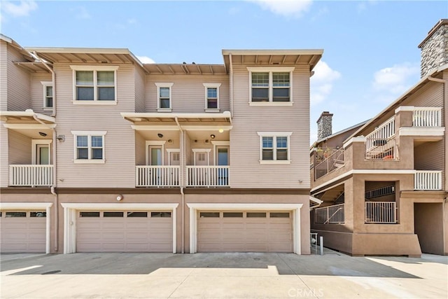 305 W Duarte Rd Unit G, Monrovia, CA 91016 - rear view of property with a garage, concrete driveway, and stucco siding