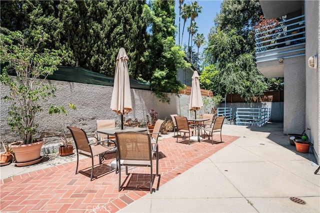 5151 Balboa Blvd Unit 104, Encino, CA 91316 - fenced backyard featuring outdoor dining area and a patio area