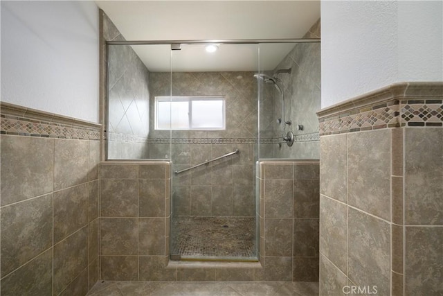 5302 Bryant Cir, Westminster, CA 92683 - bathroom featuring tiled shower and a textured wall