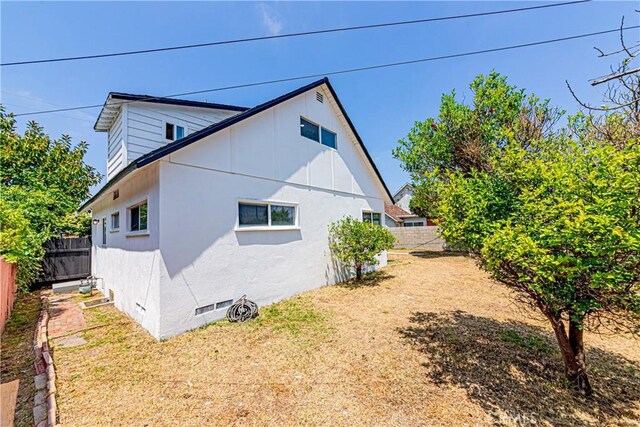 1510 W 147th St, Gardena, CA 90247 - view of side of home with a fenced backyard and stucco siding