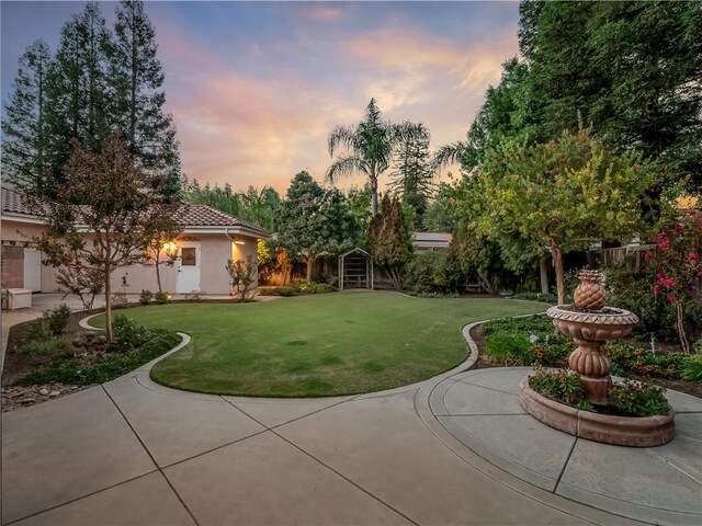 6660 N St Catherine Ct, Fresno, CA 93711 - view of yard at dusk