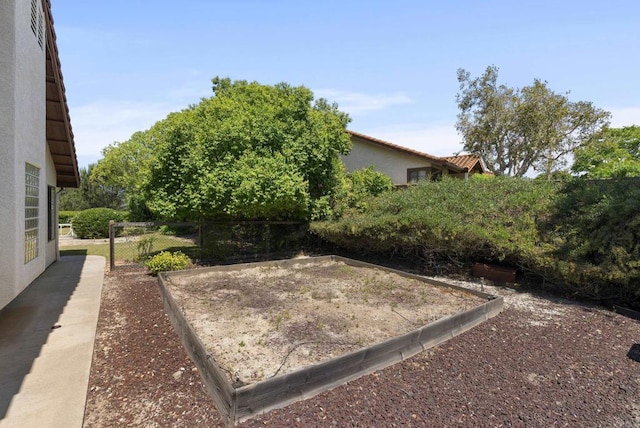 2221 Cortina Cir, Escondido, CA 92029 - view of yard featuring a garden