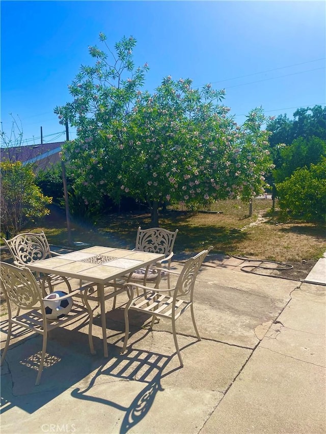 7106 Elmwood Rd, San Bernardino, CA 92404 - view of patio with outdoor dining space