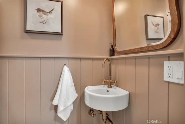 1000 N Chester Ave, Pasadena, CA 91104 - bathroom featuring a decorative wall and wainscoting