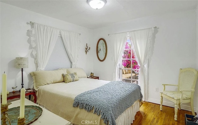 4260 Mcconnell Blvd, Los Angeles, CA 90066 - bedroom with wood finished floors and baseboards