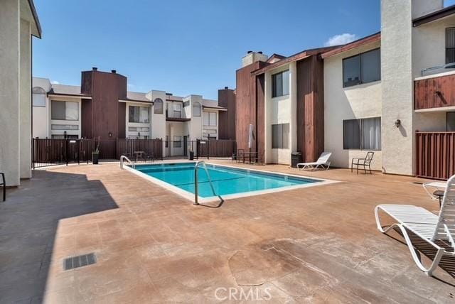 6323 Reseda Blvd Unit 13, Tarzana, CA 91335 - community pool featuring a patio area and a residential view