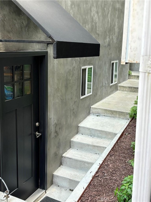200 39th St, Manhattan Beach, CA 90266 - entrance to property with stucco siding
