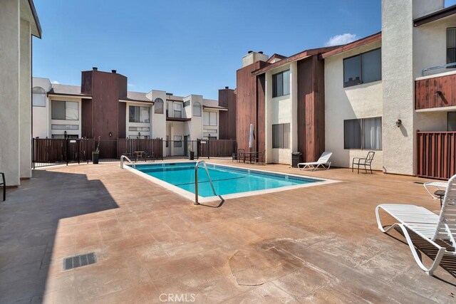 6323 Reseda Blvd Unit 39, Tarzana, CA 91335 - community pool with a patio and a residential view