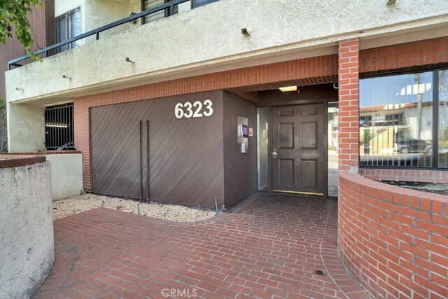 6323 Reseda Blvd Unit 39, Tarzana, CA 91335 - property entrance with stucco siding