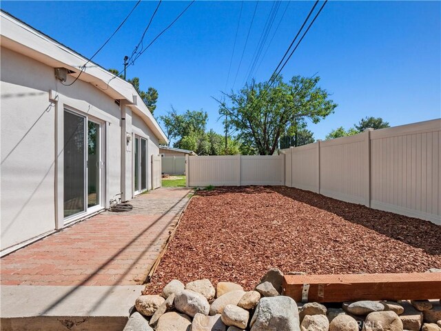 27545 Santa Clarita Rd, Saugus, CA 91350 - fenced backyard with a patio
