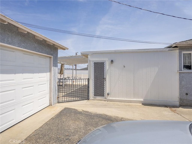 2724 Scott Rd, Burbank, CA 91504 - garage featuring a gate