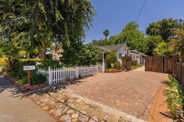 216 N Fulton St, Ojai, CA 93023 - view of front of property with a fenced front yard