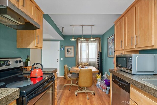 200 S Catalina Ave Unit 307, Redondo Beach, CA 90277 - kitchen featuring stainless steel appliances, under cabinet range hood, light wood-style floors, hanging light fixtures, and rail lighting