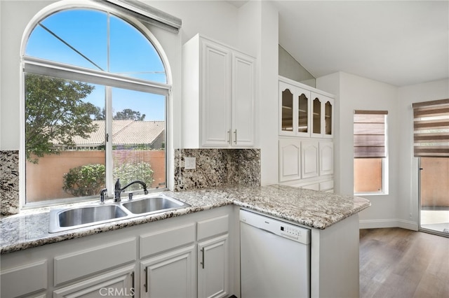 477 S Maidstone St, Banning, CA 92220 - kitchen featuring dishwasher, plenty of natural light, wood finished floors, white cabinets, and vaulted ceiling