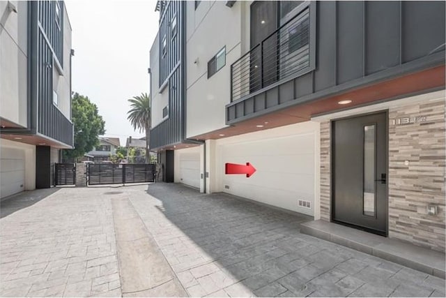 1131/2 N Manhattan Pl, Los Angeles, CA 90004 - view of street featuring a gate and a gated entry