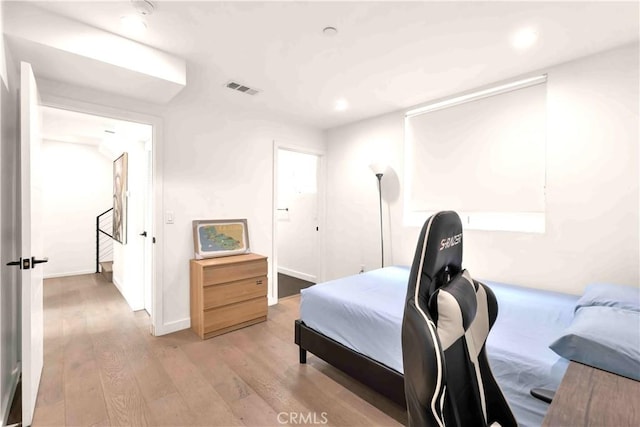 1131/2 N Manhattan Pl, Los Angeles, CA 90004 - bedroom featuring light wood-style floors and recessed lighting