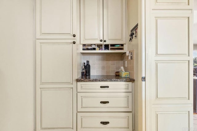 26267 Bellemore Dr, Ramona, CA 92065 - bar with decorative backsplash