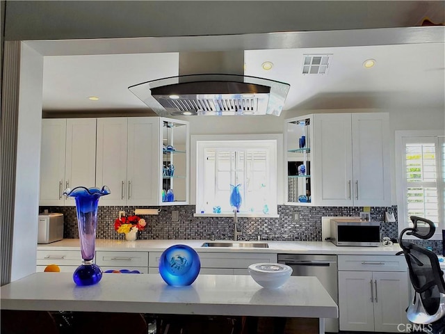 2774 Sawtelle Blvd, Los Angeles, CA 90064 - kitchen with stainless steel appliances, light countertops, tasteful backsplash, a kitchen island, and recessed lighting