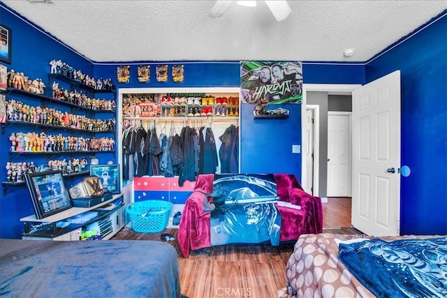 5982 Morongo Rd Unit 29, Palms, CA 92277 - bedroom with wood finished floors, a textured ceiling, a closet, and ceiling fan