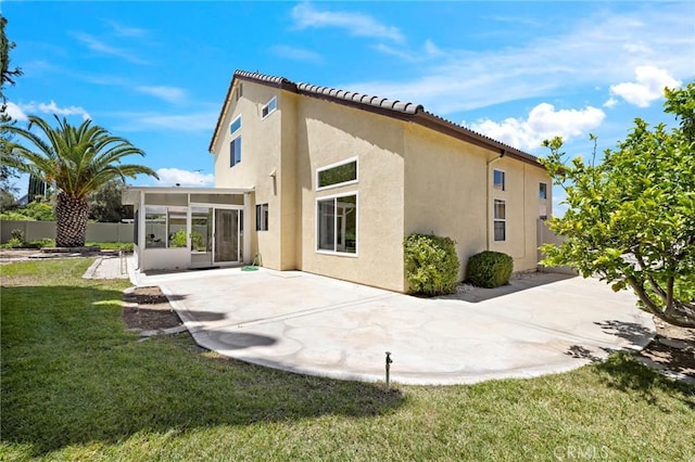 33087 Corte Ganso, Temecula, CA 92592 - rear view of property featuring a sunroom, stucco siding, a patio area, a yard, and a tile roof