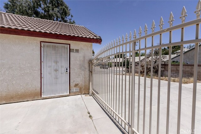 44105 Acacia St, Lancaster, CA 93535 - view of patio / terrace with a gate