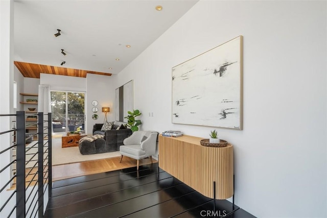 417 Sunset Ave Unit 1.2, Venice, CA 90291 - sitting room with wood finished floors and vaulted ceiling