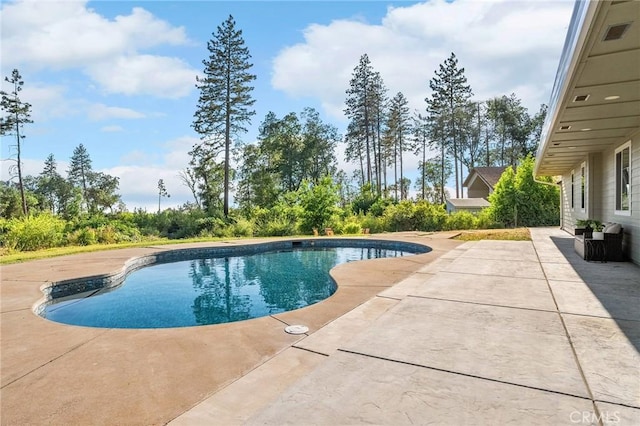 1340 Jeannie Ln, Paradise, CA 95969 - swimming pool featuring a patio