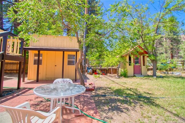 960 Snowbird Rd, Wrightwood, CA 92397 - view of yard featuring an outbuilding