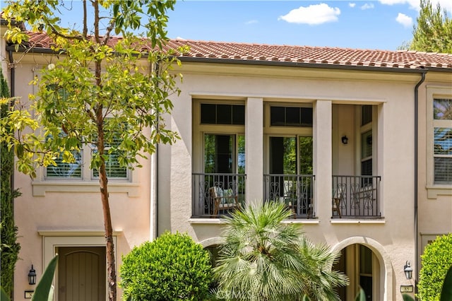 83 City Stroll, Irvine, CA 92620 - view of side of home featuring stucco siding and a tiled roof