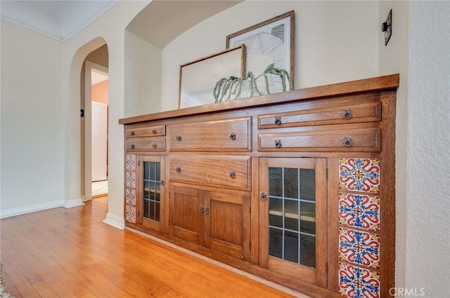 5855 Lemon Ave, Long Beach, CA 90805 - detailed view of wood finished floors, arched walkways, and crown molding