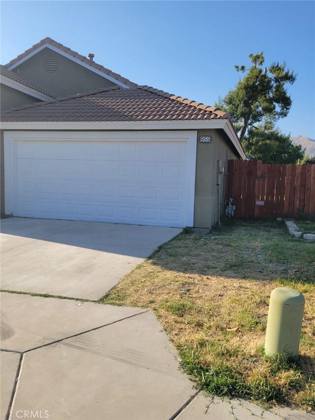 955 Mill Iron Way, San Jacinto, CA 92583 - garage with concrete driveway