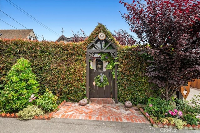 615 Seaview St, Laguna Beach, CA 92651 - view of outdoor structure with a gate