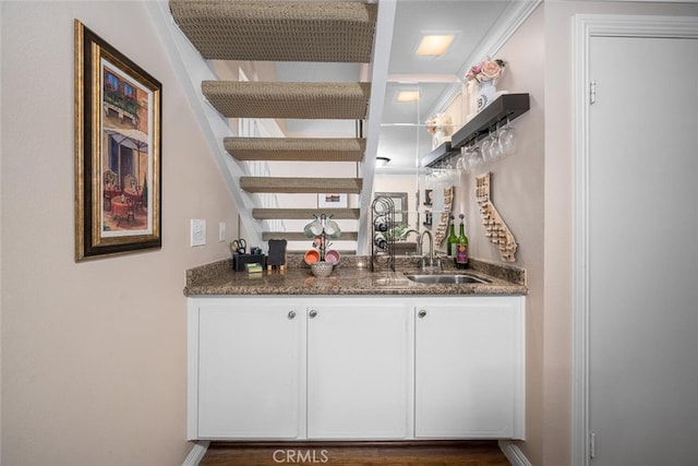 9676 Bloomfield St, Cypress, CA 90630 - indoor wet bar with baseboards