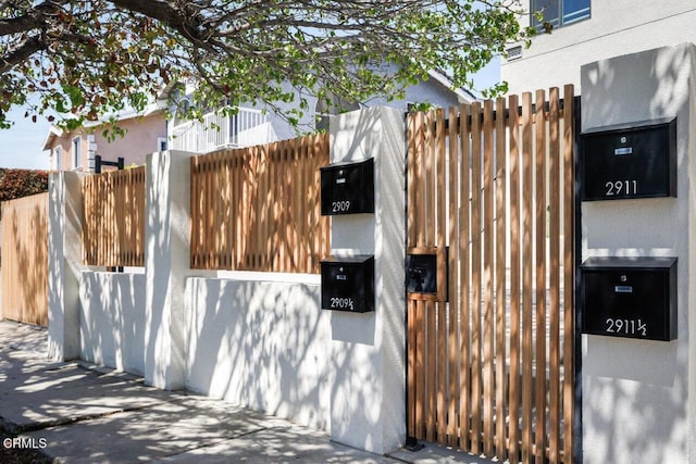 29111/2 N Coolidge Ave, Los Angeles, CA 90039 - view of gate