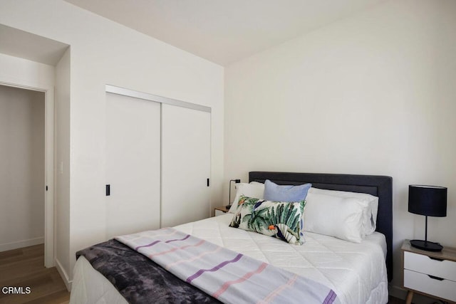 29111/2 N Coolidge Ave, Los Angeles, CA 90039 - bedroom with wood finished floors and a closet
