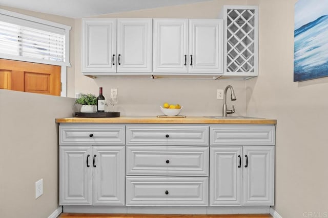 3833 Tomahawk Ln, San Diego, CA 92117 - indoor wet bar with baseboards and vaulted ceiling