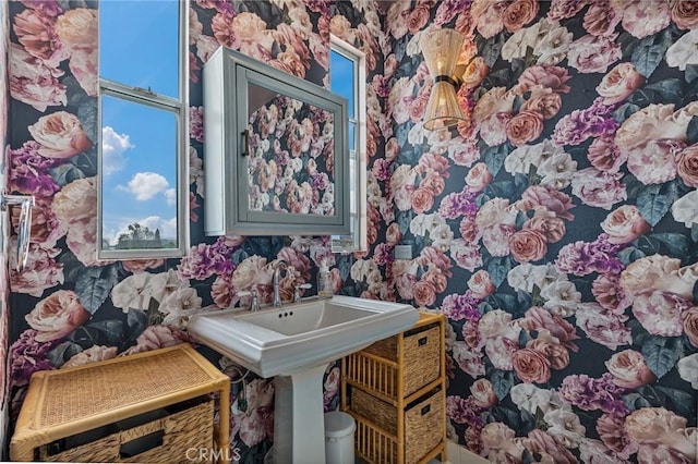 837 N W Knoll Dr Unit 307, West Hollywood, CA 90069 - bathroom featuring healthy amount of natural light and wallpapered walls
