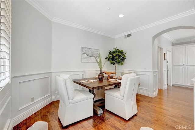 6 Camino Celeste, San Clemente, CA 92673 - dining area featuring arched walkways, ornamental molding, light wood finished floors, recessed lighting, and a decorative wall