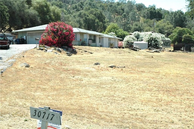 30717 Seminole Dr, Coarsegold, CA 93614 - view of front of property featuring an attached garage and driveway