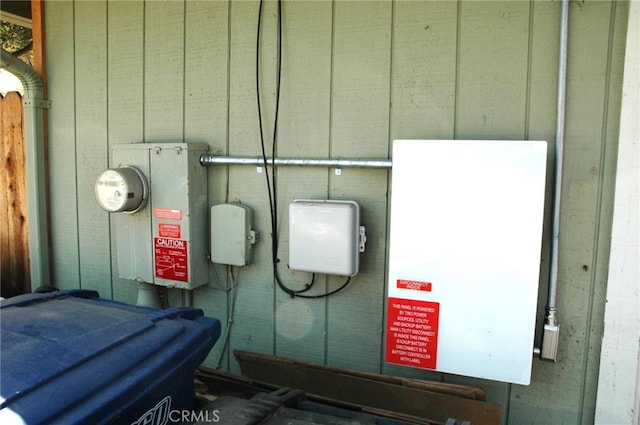 30717 Seminole Dr, Coarsegold, CA 93614 - exterior view of electric meter and a power storage unit